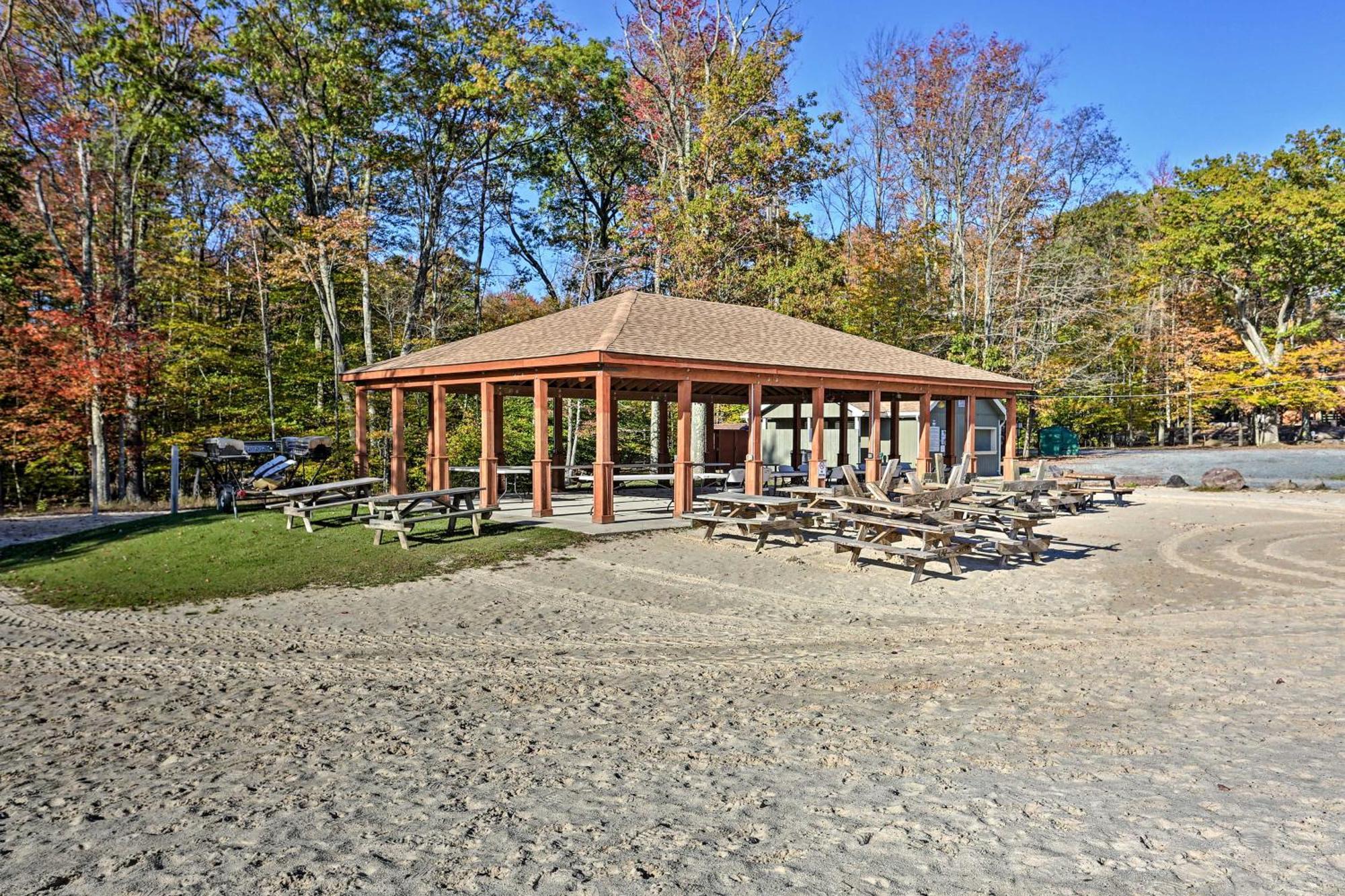 Pine Bear Pocono Hot Tub And Game *