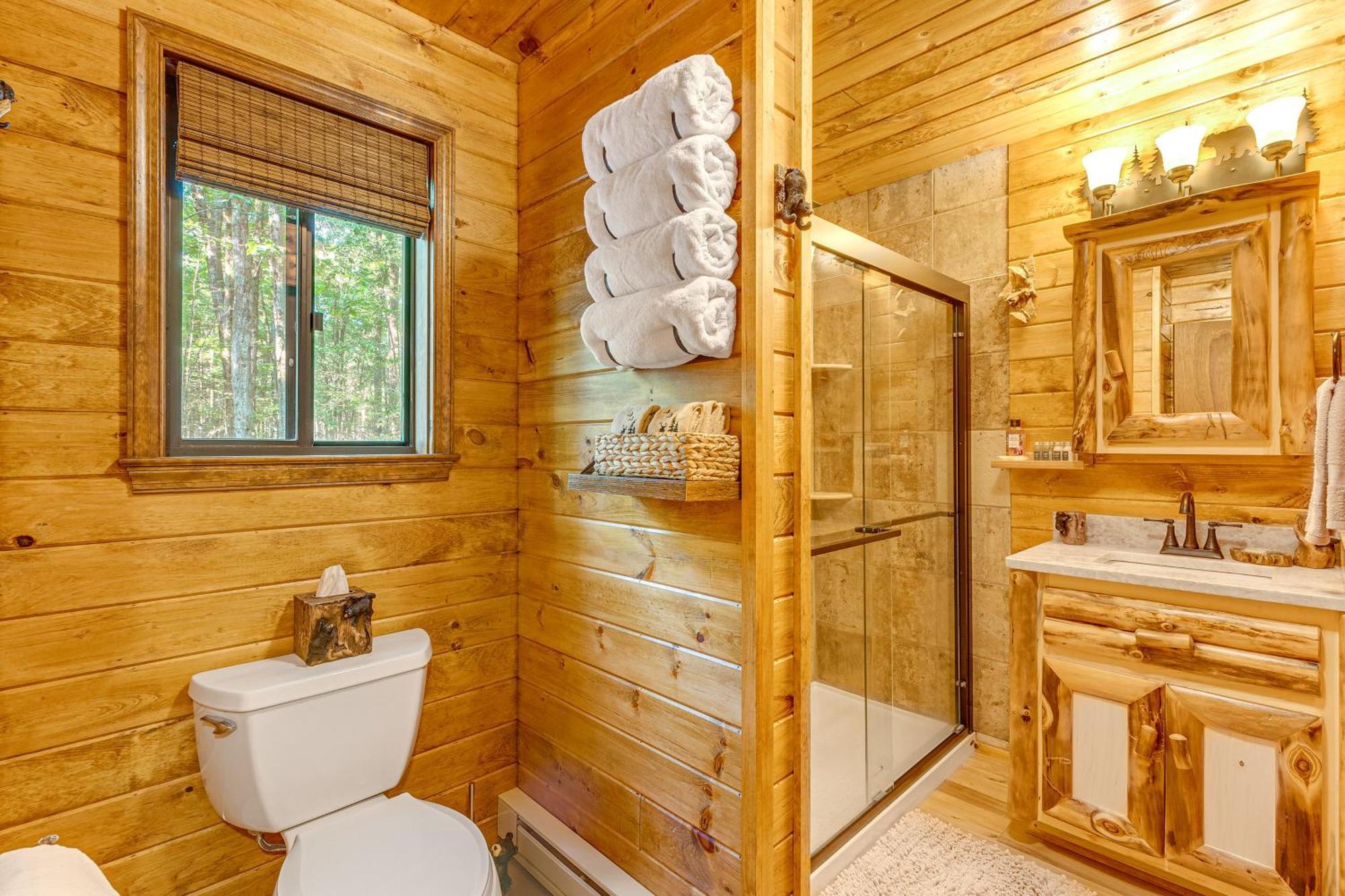 Pine Bear Pocono Hot Tub And Game *