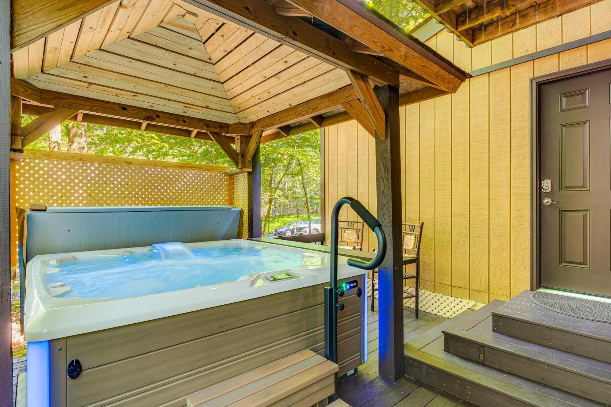 Pine Bear Pocono Hot Tub And Game * Pocono Lake