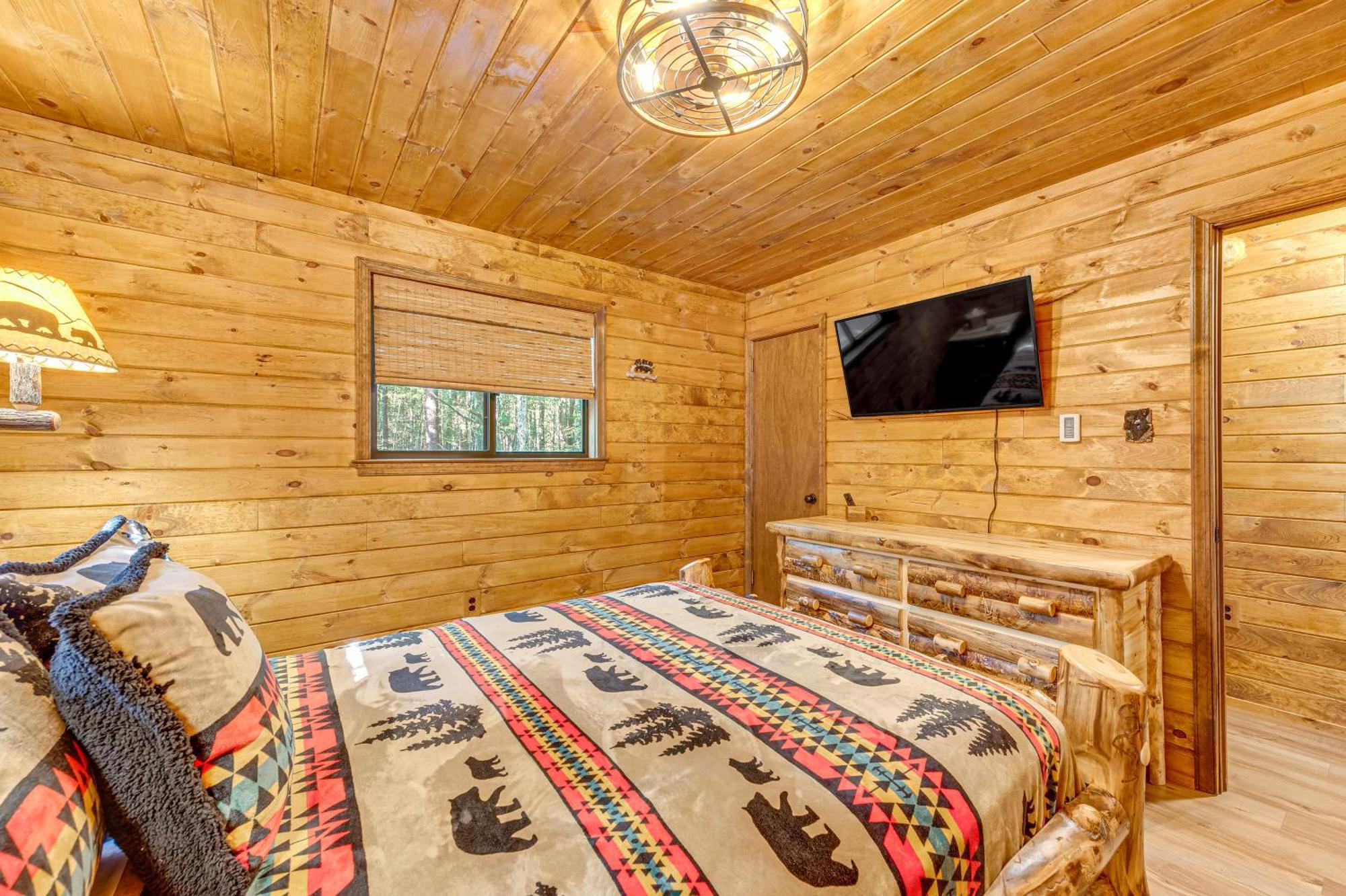 Pine Bear Pocono Hot Tub And Game
