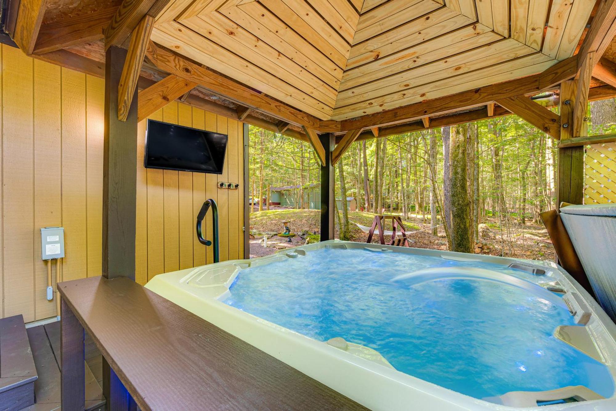 Pine Bear Pocono Hot Tub And Game *
